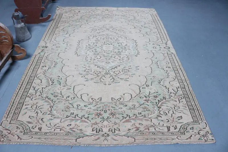 Alfombra vintage de 5,6x8,5 pies, alfombra turca grande, alfombra con estampado animal blanco - 1