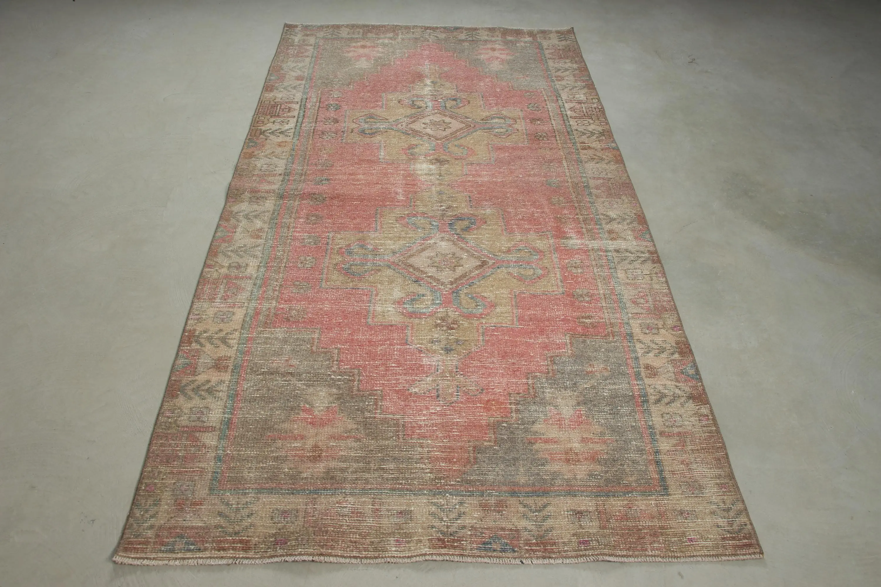 Türkischer Vintage-Teppich, 4,1 x 8,3 Fuß großer Teppich, rot-blauer Patchwork-Teppich - 1