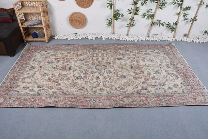 Alfombra elegante beige y roja, diseño de lunares 1,8x3,5m