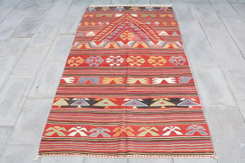 Eleganter Teppich mit Blumenmuster in Rot und Grün, 125 x 225 cm