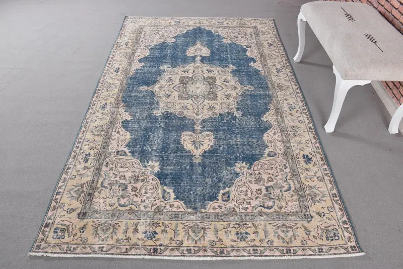 エレガントなブルーの花柄ラグ、4.7x7.9フィートのシックなリビングスペース