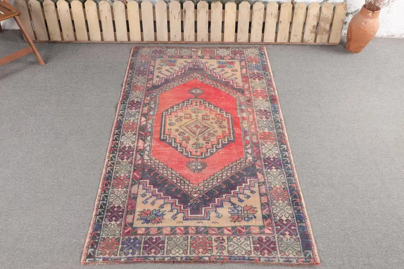 Alfombra roja hecha a mano, 3,6x5,8 pies con detalles en azul