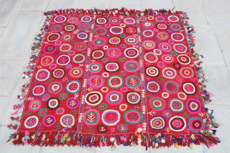 Alfombra Animal Print Roja 1,1x1,1m con Detalles en Rosa