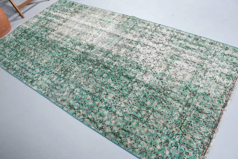 Türkischer Teppich, 4,4 x 8,3 Fuß großer Vintage-Teppich, Oushak-Teppich mit grünem und braunem Karomuster - 1