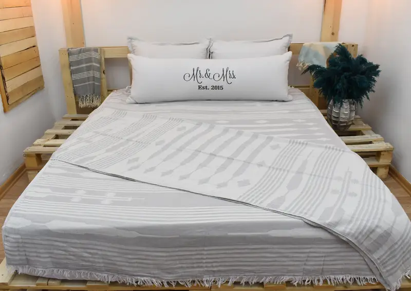 Monogram battaniye, 84x60 pamuklu desenli havlu, dekoratif yatak örtüsü, kişiselleştirilmiş battaniye, gelin için hediye, özel düğün hediyeleri, aile hediye sepeti - 1