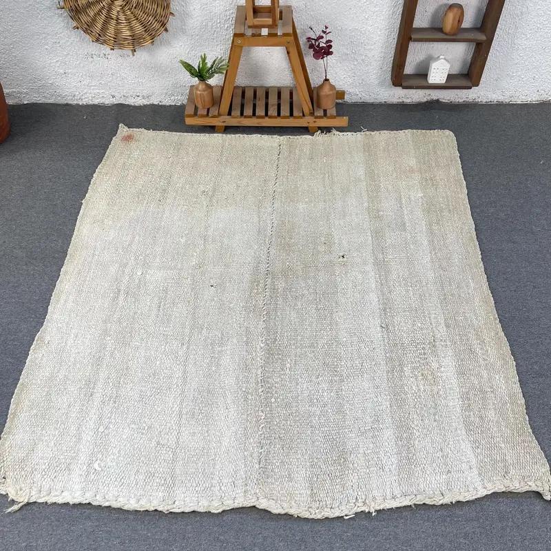 エレガントなベージュラグ、5.2x5.7フィートの花柄とペイズリーデザイン