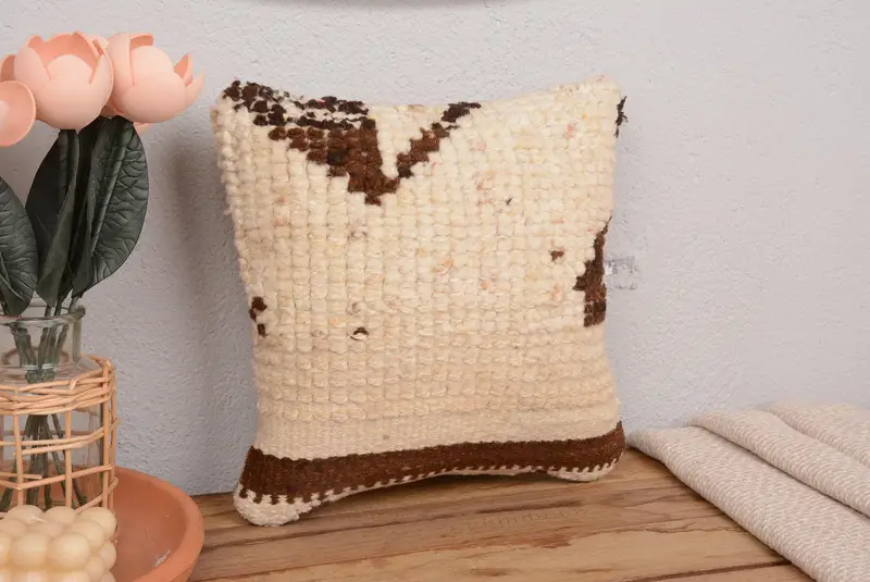 Almohada de tiro floral bordada, 12x12 blanca y marrón, hecha a mano