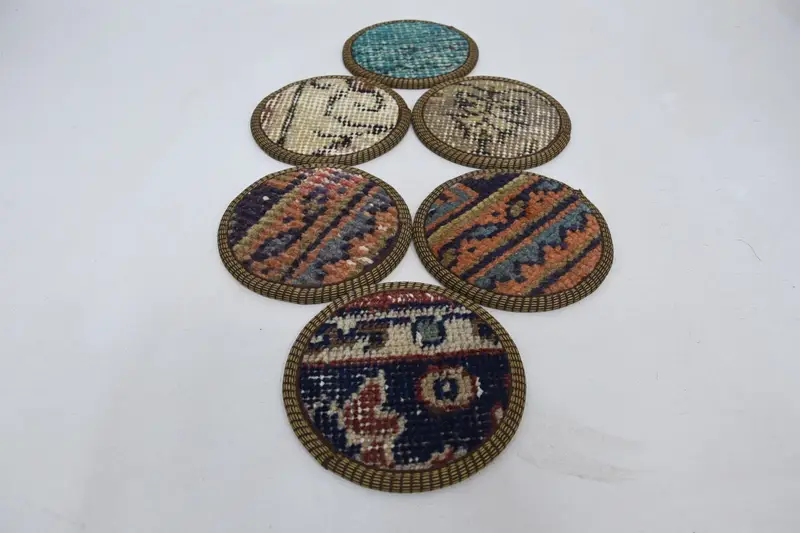 グリーンとベージュの織コースター、耐久性がありスタイリッシュなコースター