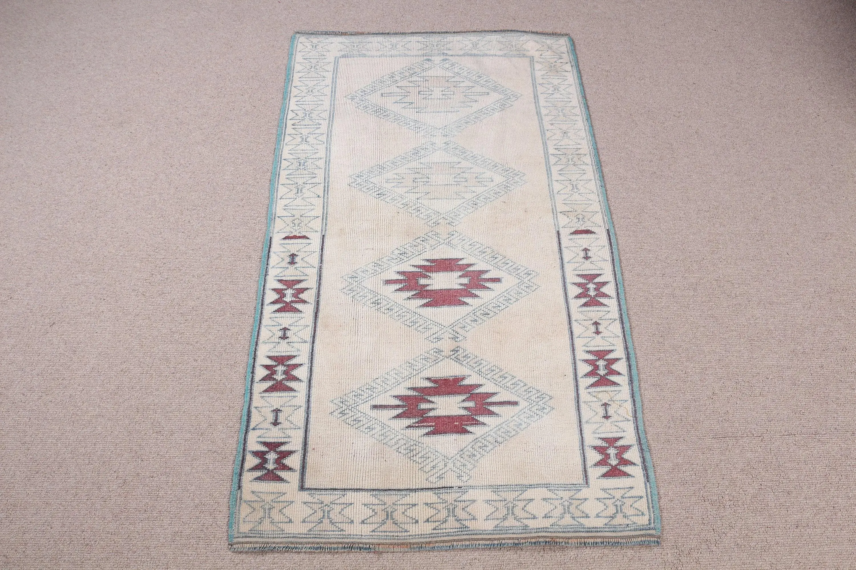 Vintage kleiner Teppich 2,4x4,3 ft (74x130 cm), türkischer weißer Teppich - 1