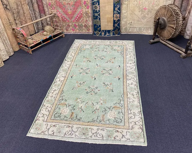 グリーン、ベージュの花柄ラグ、3.7x6.9フィート