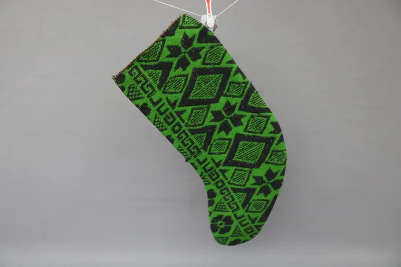 Yeşil Noel Çorabı, 9 İnç Genişliğinde, Siyah Süs Desenli, Şenlikli Dekor