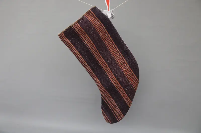 Patrón de adornos navideños festivos, calcetín naranja y morado de 9 pulgadas de ancho