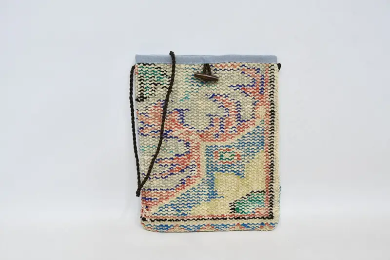 調節可能なストラップ付きキリムバッグ、ヴィンテージモチーフのゴシックウールクロスボディ