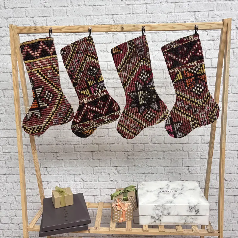 Medias de adornos navideños en tonos arco iris, decoración festiva navideña