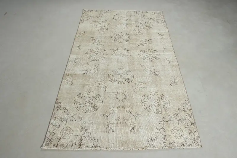 Alfombra turca vintage Oushak de 3,7x6,6 pies, alfombra con estampado animal blanca de lana - 1