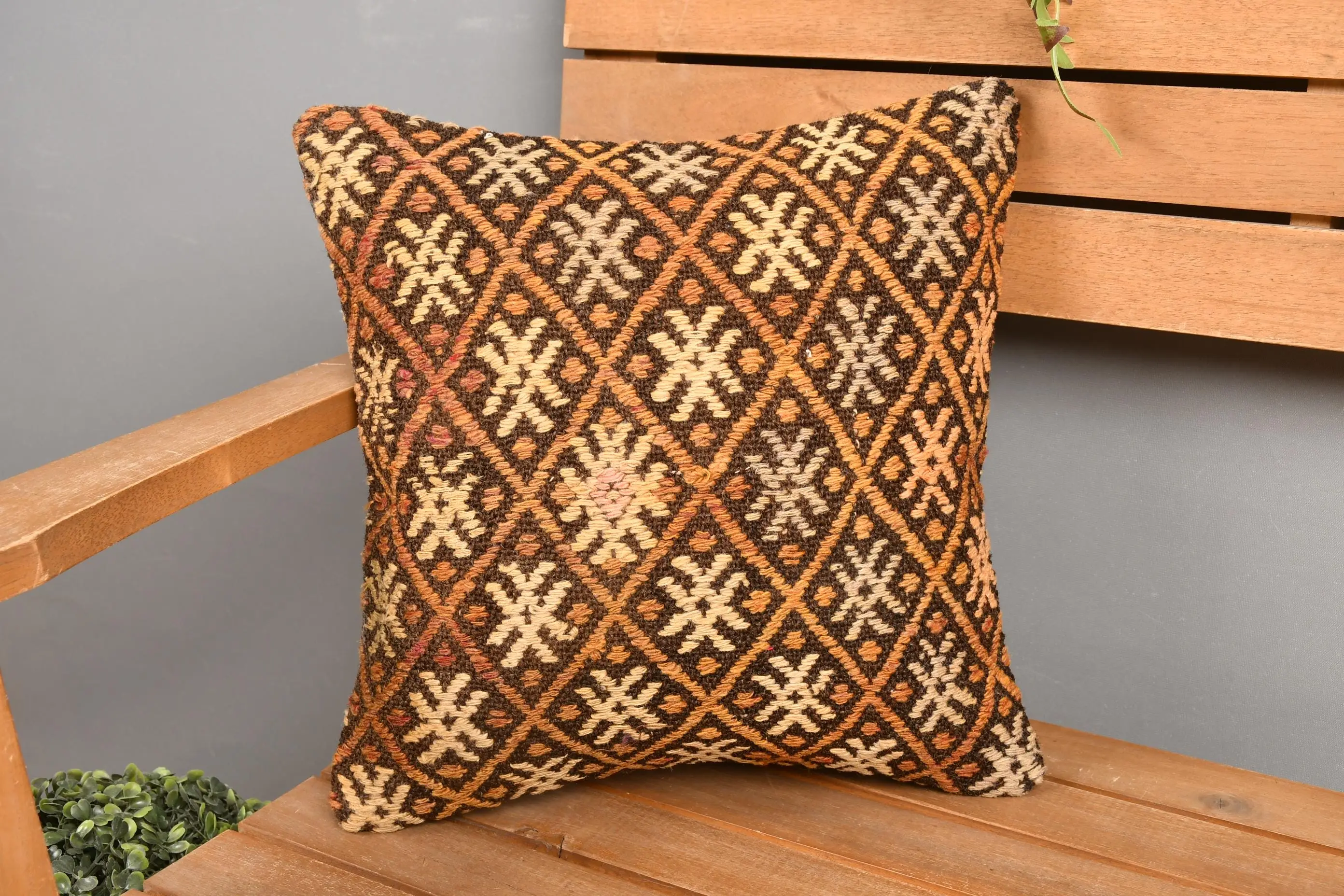 ブラウンとイエローの刺繍入り枕、14x14 手作りクッション - 1