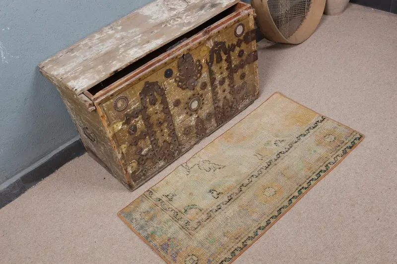 Lebendiger marokkanischer Teppich, 1,6 x 3,1 Fuß in Orange und Grün