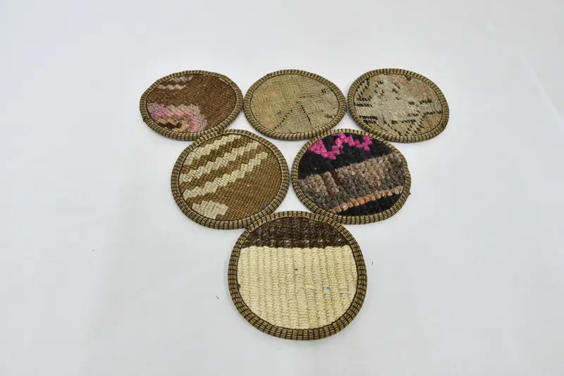 Böhmischer runder Untersetzer, brauner und beiger böhmischer Untersetzer