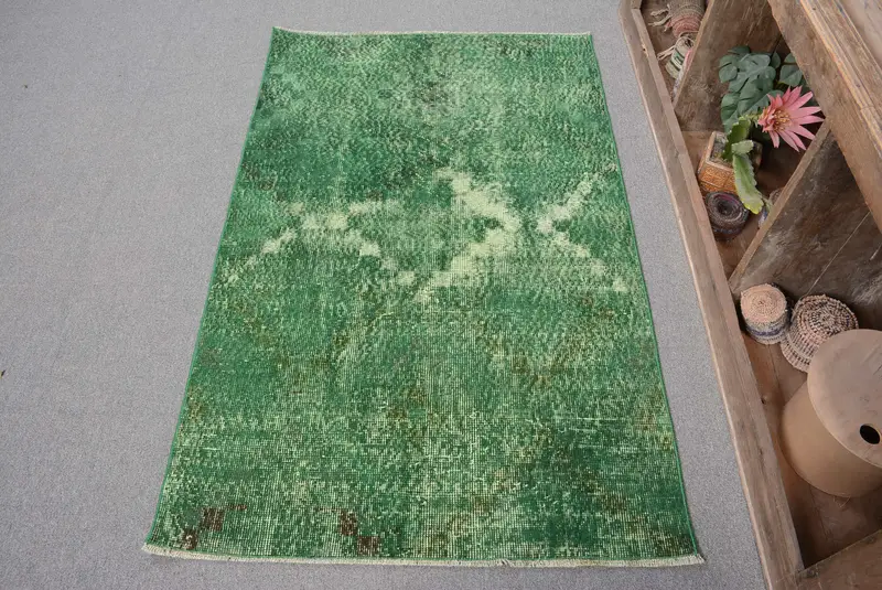 Eleganter Perserteppich in Grün und Braun, 90 x 150 cm