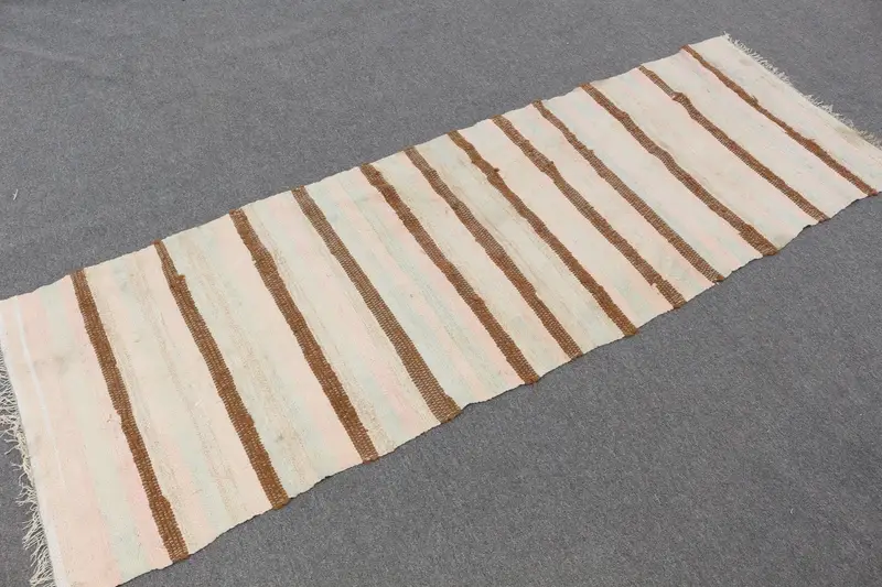 Alfombra turca vintage de 2,4x7,3 pies, alfombra corredora, alfombra de lana blanca Kilim - 1