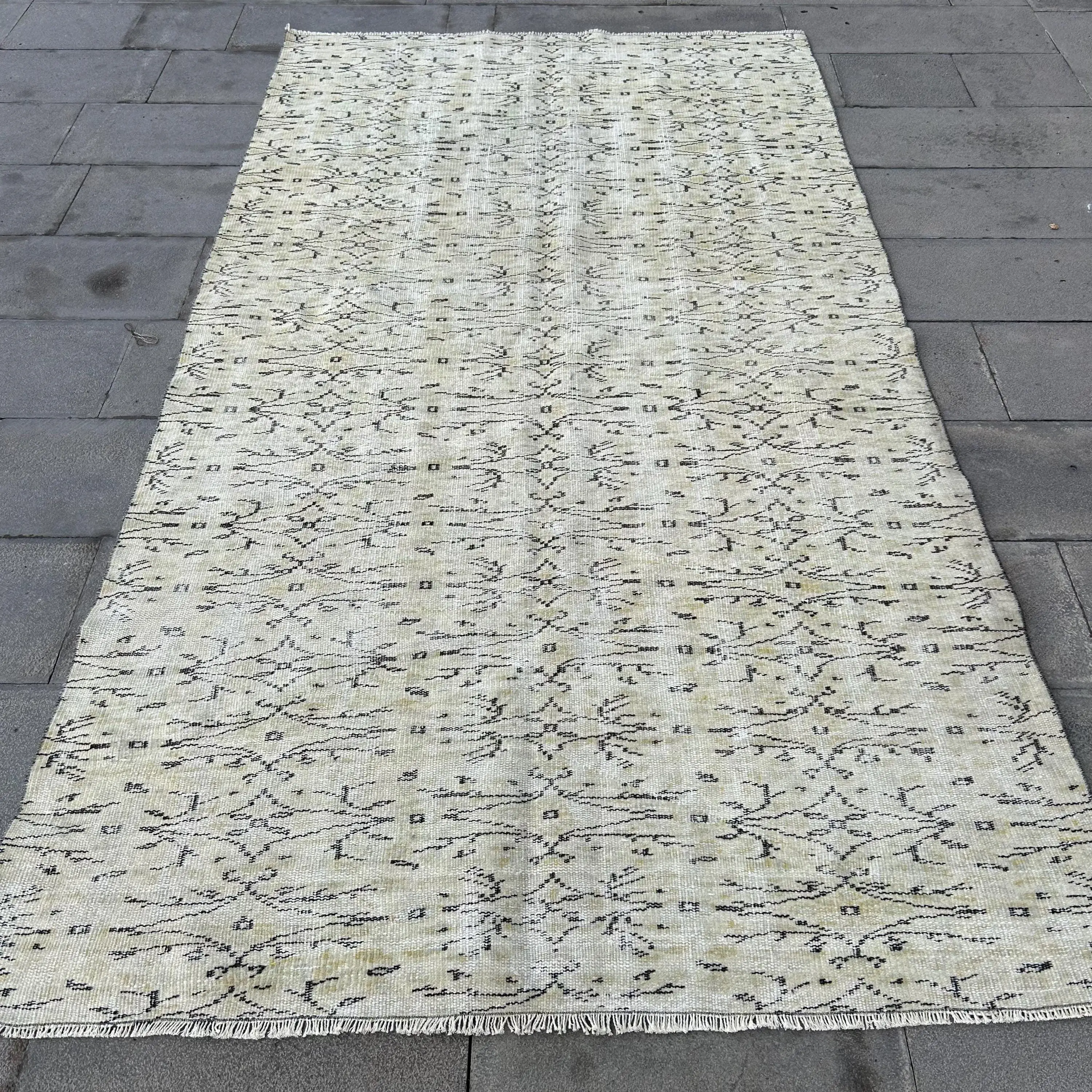 4,9 x 8,9 Fuß großer türkischer Vintage-Teppich, weiß umrandeter Wollteppich - 1
