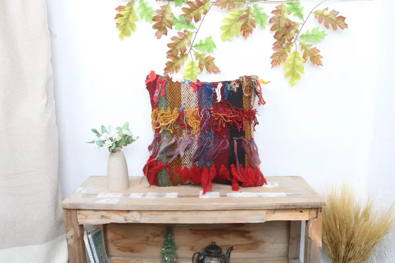 Rot-gelb gestreiftes Kissen, besticktes Vintage-Kissen