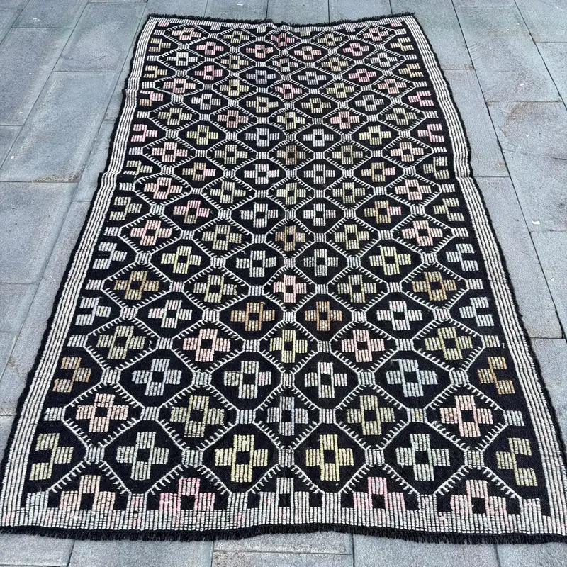 Alfombra Elegante Negra y Verde, 12x21m con Diseño Bordeado
