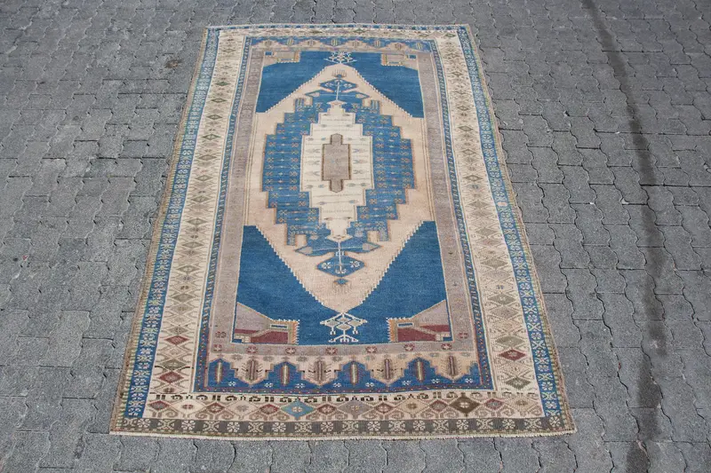 Türkischer Vintage-Teppich 4,6x7 ft (140x214 cm), Oushak Blau-Weiß-Tarnteppich - 1