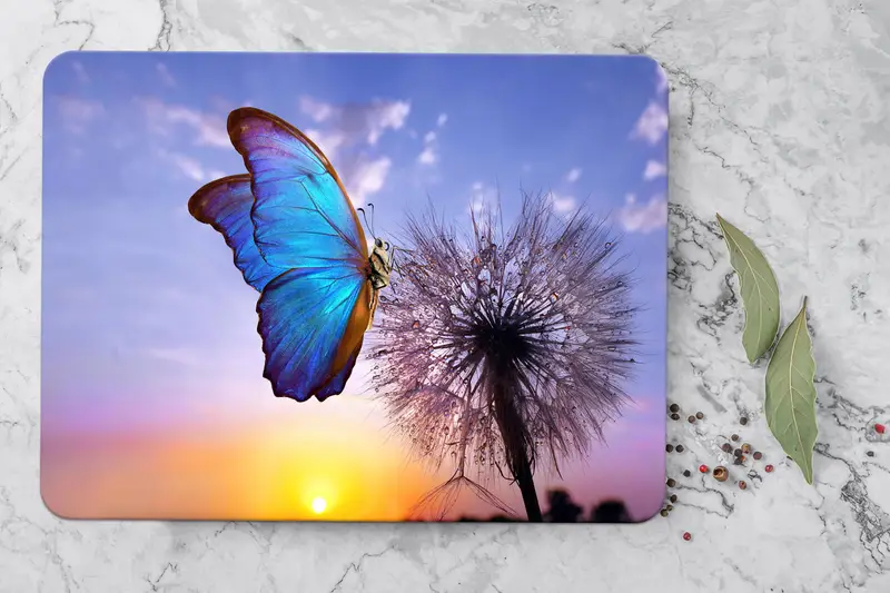 自然をイメージした蝶の夕日デザインのガラスまな板