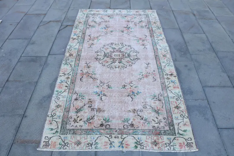 Rosa marokkanischer Teppich, 3,7 x 6,8 Fuß mit grünen Akzenten