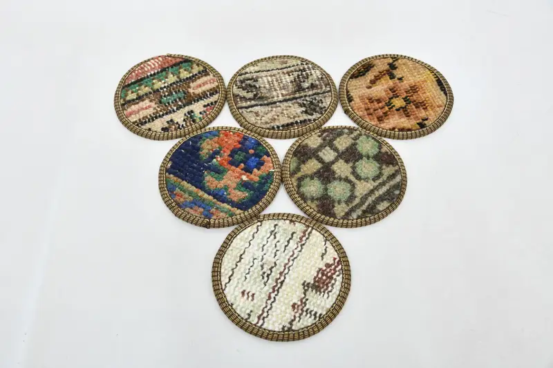 Elegantes posavasos azules y bronce, almohadillas para bebidas premium