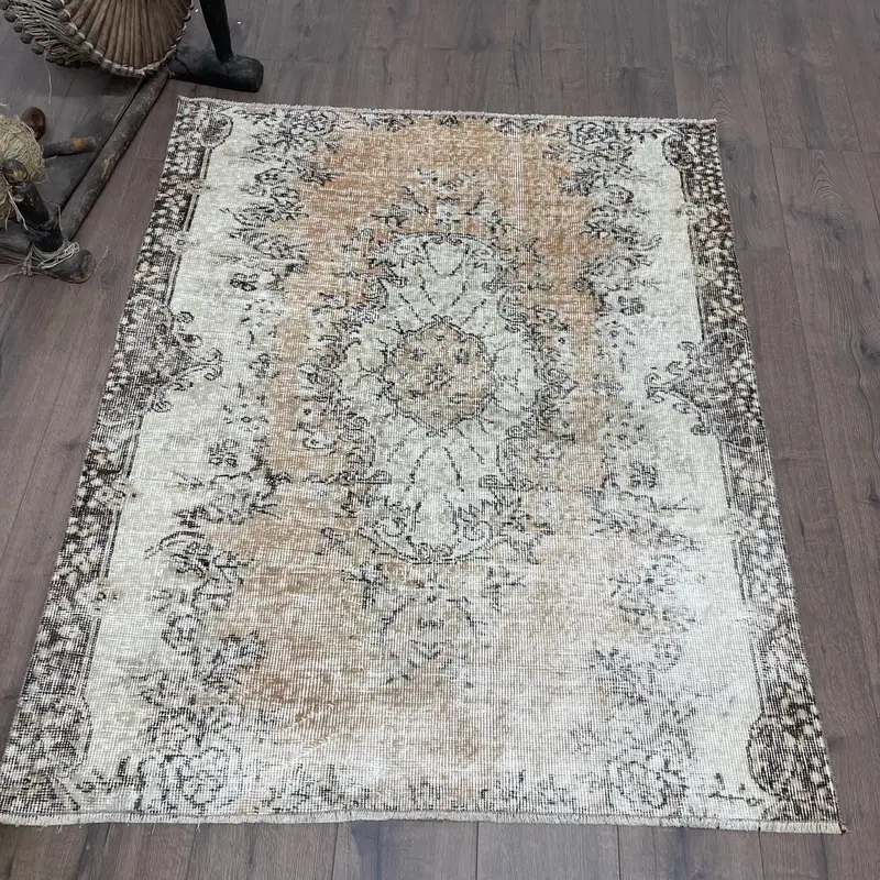 Elegante alfombra marroquí beige, 3,8x4,7 pies con detalles en naranja