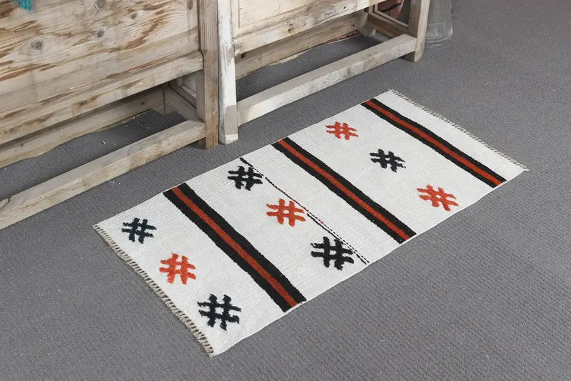 Alfombra turca vintage pequeña de lana a cuadros blancos y rojos de 50 x 90 cm - 1