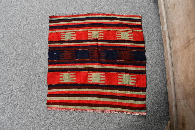 Türk Kilim Halısı 1.9x2 ft (57x61 cm), Kırmızı Çiçekli Vintage Halı - 1
