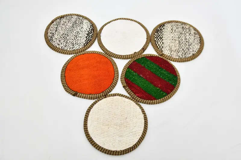 Elegante juego de posavasos en blanco y naranja, posavasos duraderos y elegantes.