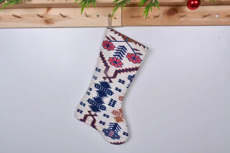 お祝いの緑とピンクのクリスマスストッキング、魅力的なホリデーデコレーション