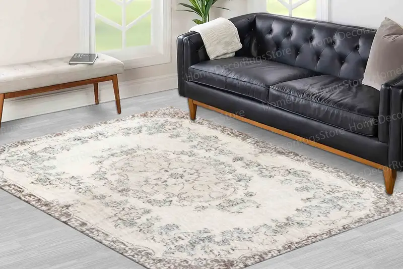 Grau bedruckter Teppich mit Blumenmedaillon: Sanfte Töne, moderne Eleganz