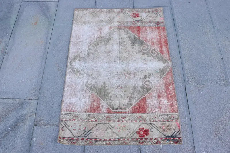 Roter Südwestteppich, 2,3 x 3,3 Fuß mit braunen Akzenten