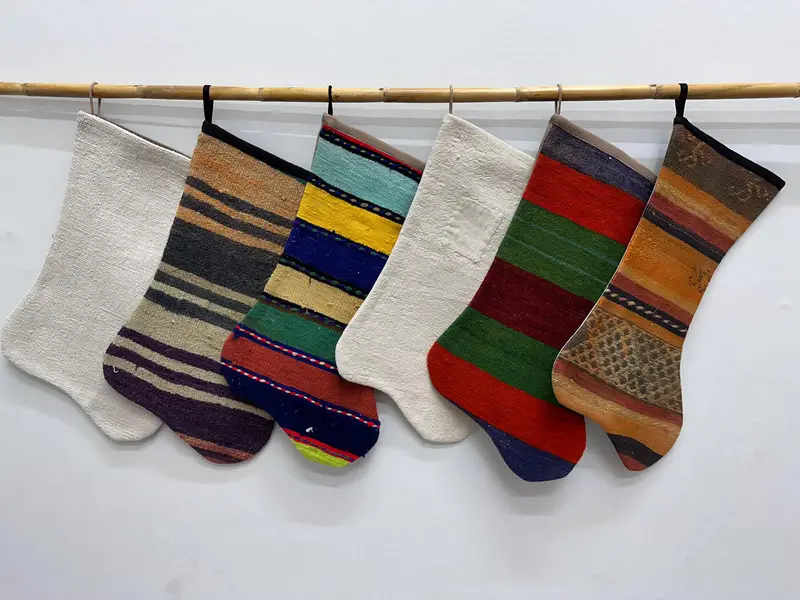 Şenlikli Noel Süsleri Deseni, 7 İnç Genişliğinde Noel Çorabı