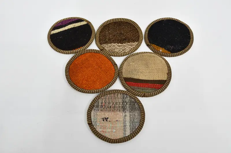 Elegantes posavasos a rayas naranjas y marrones, decoración de cocina premium