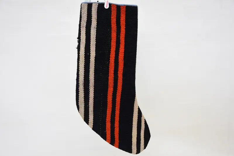 Media festiva de adorno negro y naranja, media navideña