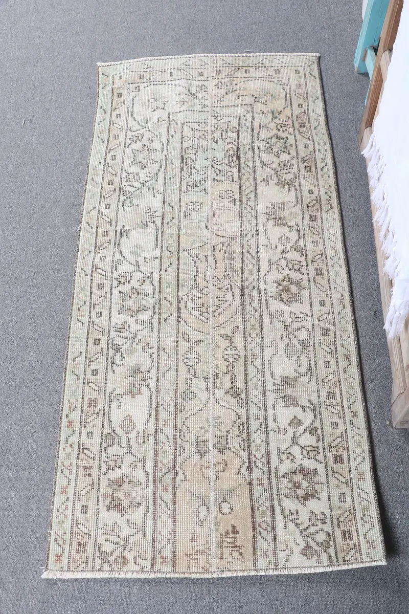 Grün-beiger Teppich mit Tiermuster, 2,1 x 4,5 Fuß