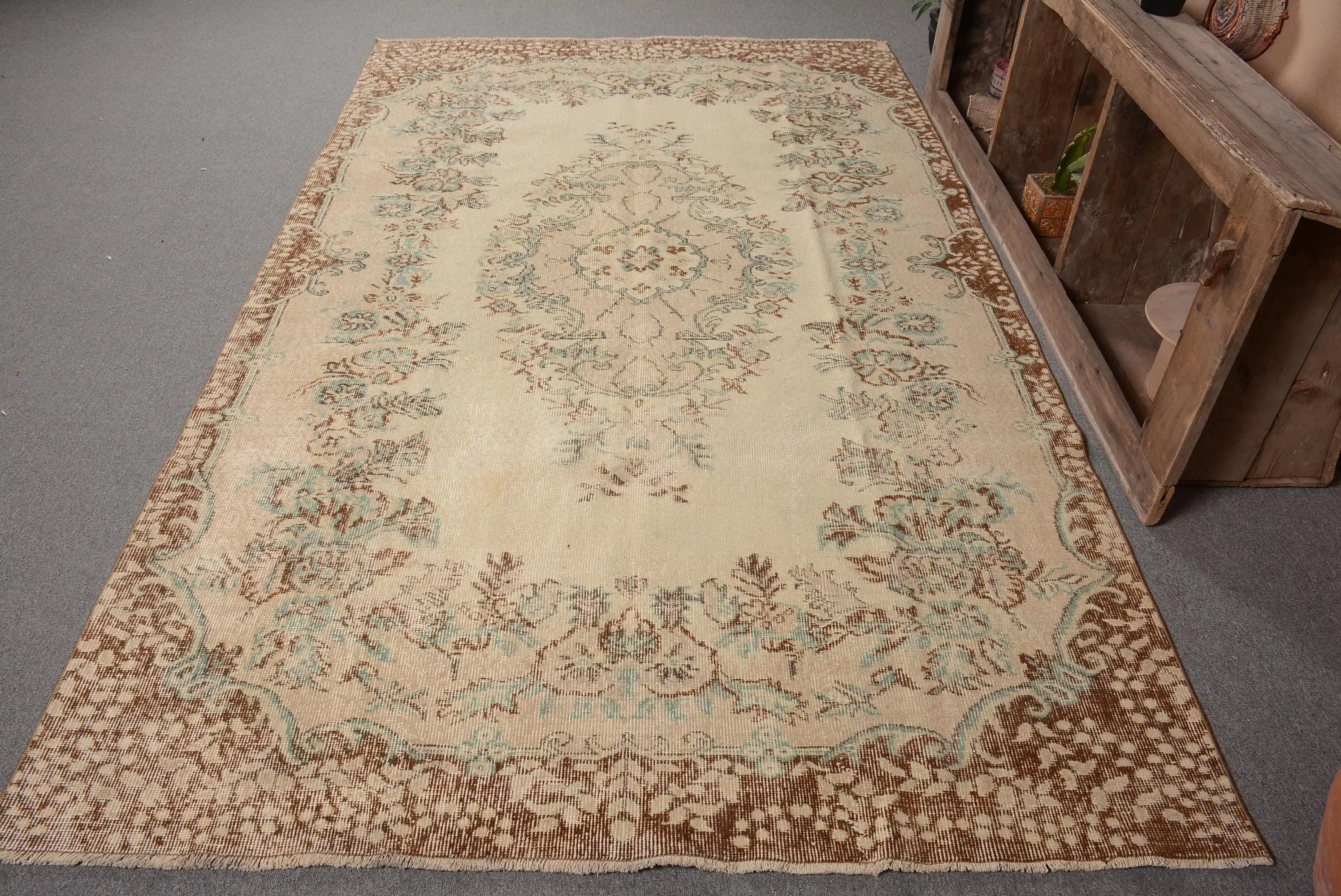 Zarif Bej ve Yeşil Çiçekli Halı, 5,6x9,5 ft Şık Dekor - 1