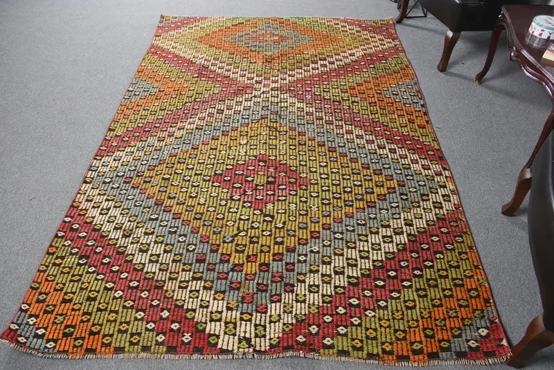 Eleganter grüner marokkanischer Teppich, 5,5 x 8,2 Fuß mit roten Akzenten