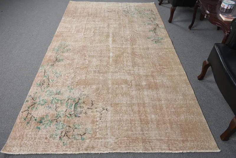 ブラウン&グリーンのペルシャ絨毯、5.2x9.3フィートのエレガントな装飾