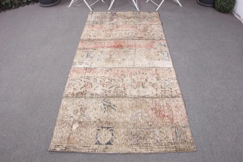 Handgefertigter brauner Teppich, 3,1 x 6,9 Fuß mit orangefarbenen Akzenten