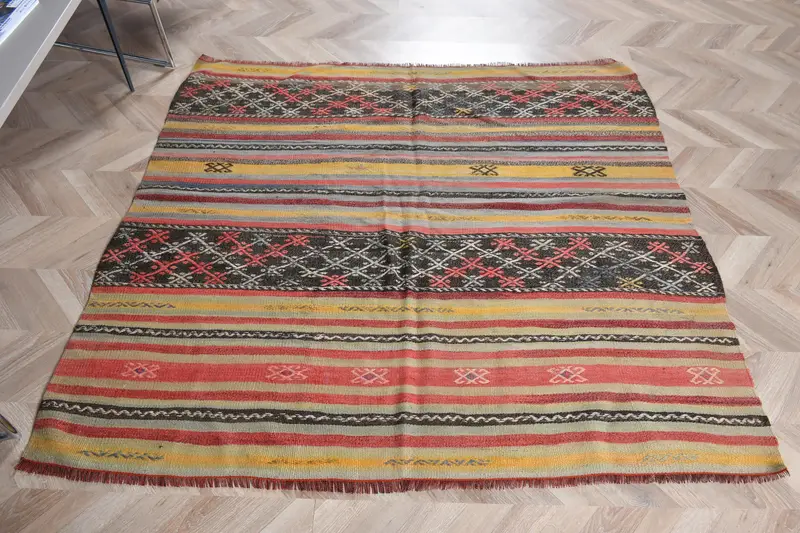 Sarı & Kırmızı Bordürlü Halı, 5.4x4.9 ft Şık Dekor