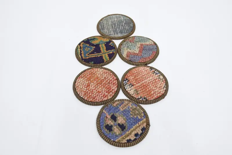 ボヘミアンラウンドコースター、青と赤の滑り止めコースター