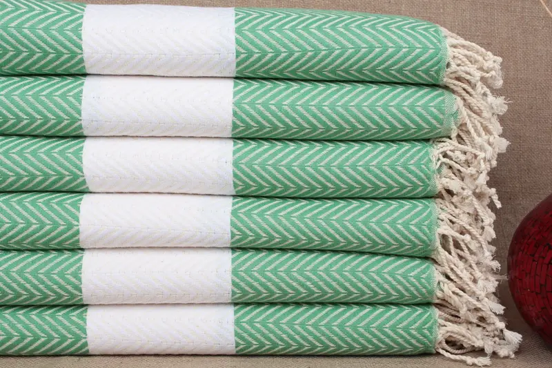 Toalla de playa personalizada con patrón de chevron, verde y beige, 40 x 71 pulgadas