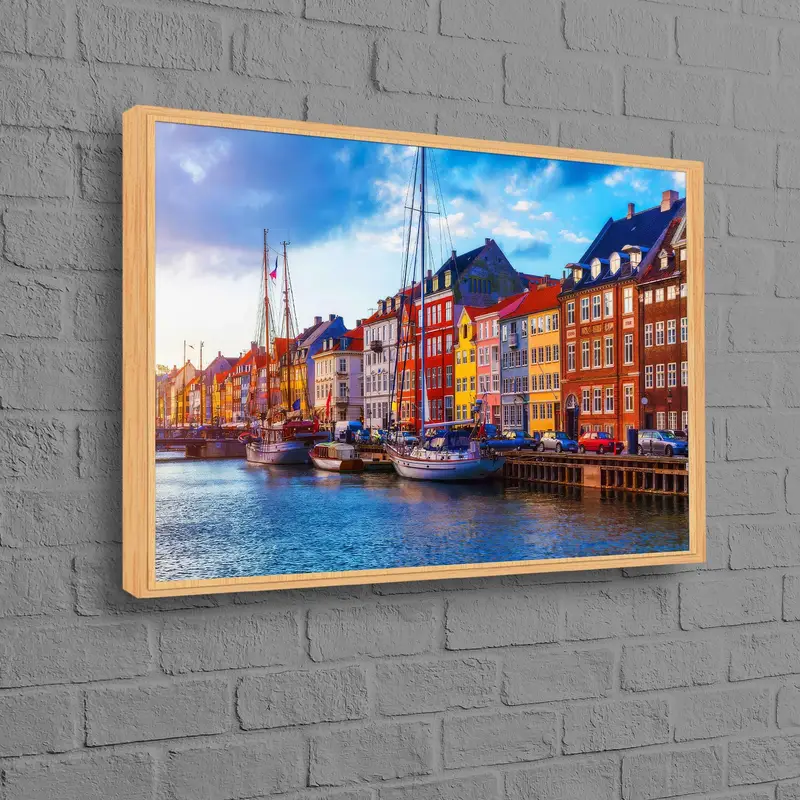 活気に満ちたデンマーク キャンバス: カラフルな建物と美しい風景